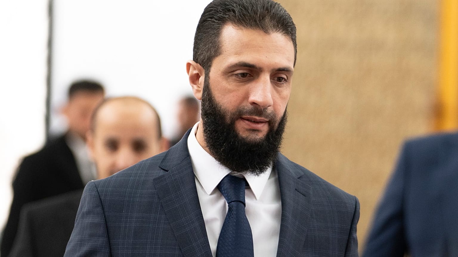 أحمد الشرع يسير في القصر الرئاسي في دمشق، يوم السبت 28 كانون الأول/ديسمبر 2024.