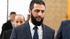 أحمد الشرع يسير في القصر الرئاسي في دمشق، يوم السبت 28 كانون الأول/ديسمبر 2024.