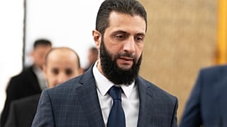 أحمد الشرع يسير في القصر الرئاسي في دمشق، يوم السبت 28 كانون الأول/ديسمبر 2024.