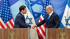 US-Außenminister Marco Rubio und der israelische Premierminister Benjamin Netanjahu geben sich während einer Pressekonferenz in Jerusalem, Israel, am Sonntag, 16. Februar 2025, die Hand.