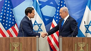 Ο υπουργός Εξωτερικών των ΗΠΑ Μάρκο Ρούμπιο ανταλλάσσει χειραψία με τον Ισραηλινό πρωθυπουργό Μπέντζαμιν Νετανιάχου κατά τη συνάντησή τους στην Ιερουσαλήμ