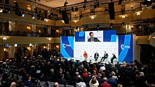 Sekretarz Generalny NATO, Mark Rutte (drugi z prawej), przemawia podczas dyskusji panelowej podczas Monachijskiej Konferencji Bezpieczeństwa.