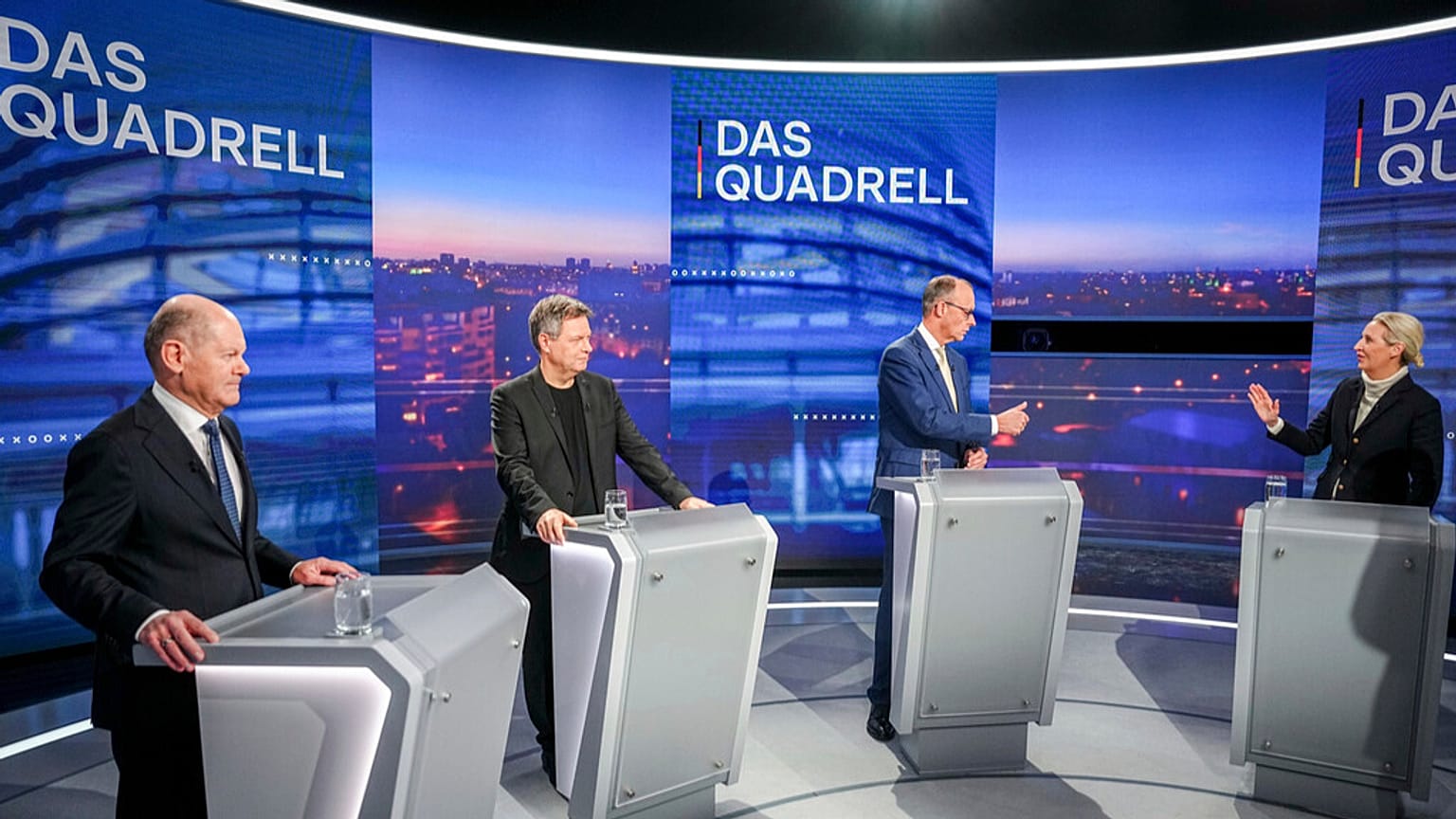 Olaf Scholz, do Partido Social-Democrata Alemão, Robert Habeck, do Partido Verde, Friedrich Merz, da União Democrata-Cristã Alemã, e Alice Weidel.