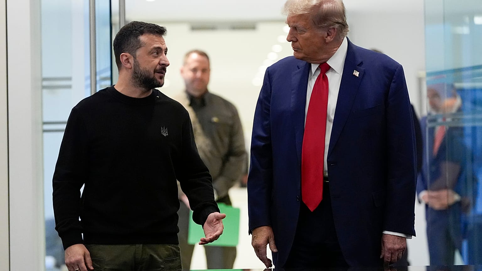 FILE - Il presidente Donald Trump incontra il presidente ucraino Volodymyr Zelenskyy alla Trump Tower, il 27 settembre 2024, a New York.