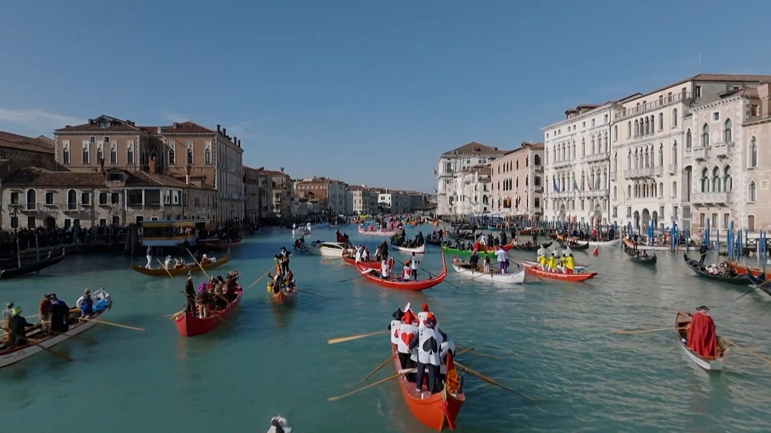 Parade auf dem Wasser beim Karneval in Venedig, Italien, am 16.02.2025