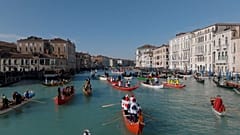 Parade auf dem Wasser beim Karneval in Venedig, Italien, am 16.02.2025