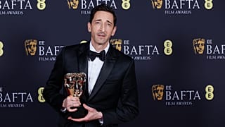 Adrian Brody posa con su premio.
