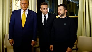 الرئيس الأمريكي دونالد ترامب، والرئيس الفرنسي إيمانويل ماكرون (في الوسط)، والرئيس الأوكراني فولوديمير زيلينسكي في قصر الإليزيه في باريس، 7 ديسمبر 2024