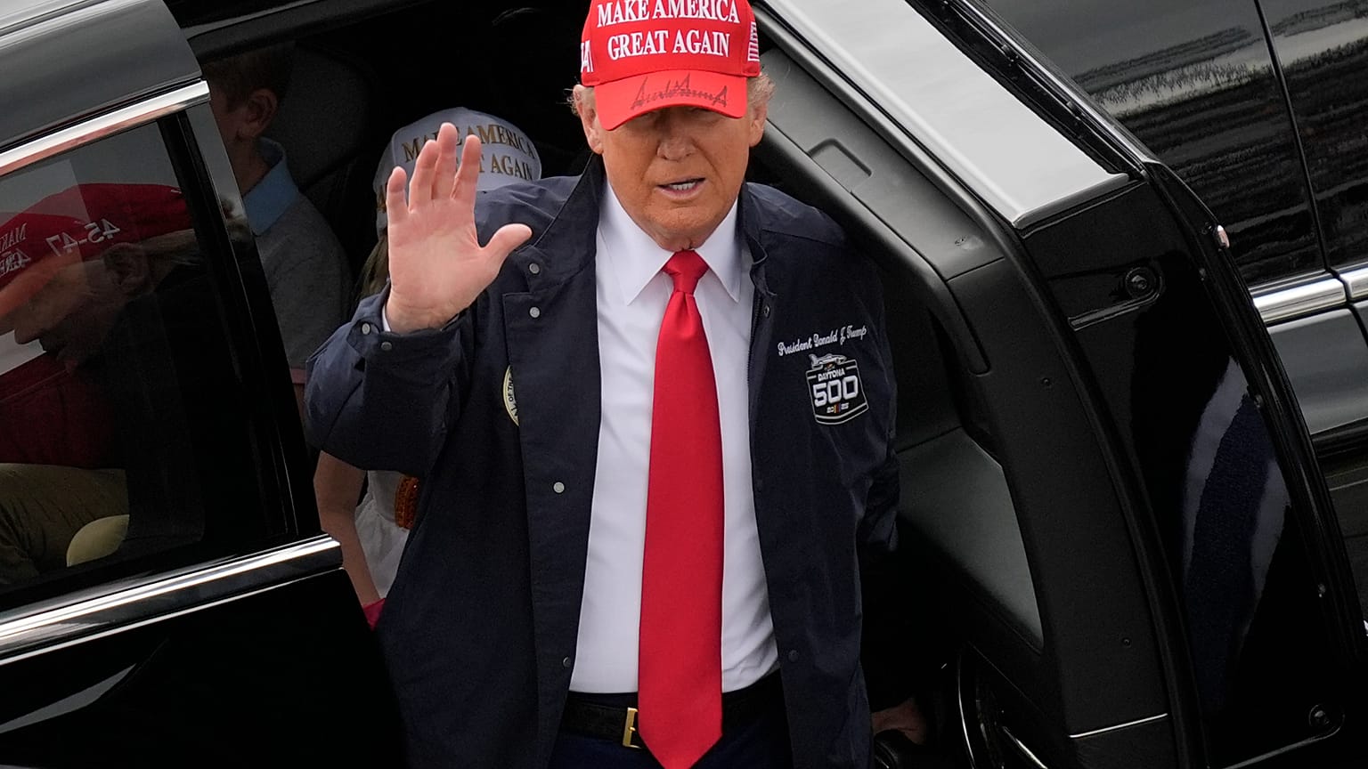 El presidente Donald Trump llega al pit road de la carrera automovilística NASCAR Daytona 500 en el Daytona International Speedway, el domingo 16 de febrero de 2025.