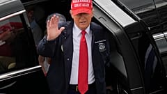 Präsident Donald Trump erreicht die Boxengasse des NASCAR Daytona 500 Autorennens auf dem Daytona International Speedway, Sonntag, 16. Februar 2025