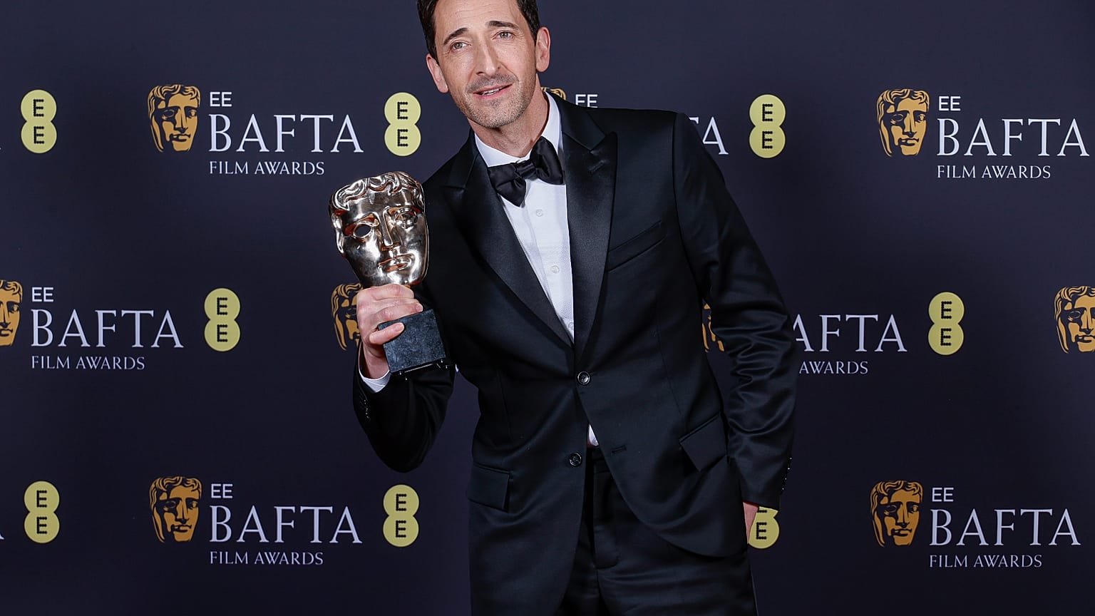 A legjobb színésznek járó díjat Adrien Brody kapta, aki A brutalista főszerepében egy magyar építészt alakít