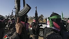Hamász-terroristák a gázai túszok átadásánál