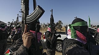 Hamász-terroristák a gázai túszok átadásánál