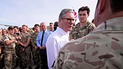 İngiltere Başbakanı Keir Starmer, 10 Aralık 2024 Salı günü Kıbrıs'ın Akrotiri kentindeki RAF üssünde askerlerle konuşuyor.
