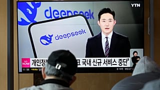 Des personnes regardent une télévision présentant DeepSeek, une entreprise chinoise d'intelligence artificielle, lors d'un programme d'information à la gare de Séoul, à Séoul, en Corée du Sud, le lundi 17 février 202.