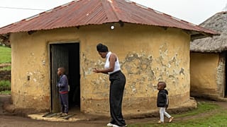 19 yaşındaki Güney Afrikalı Nozuko Majola, Şubat 2025'te Umzimkhulu'daki evinde çocuklarıyla birlikte yürüyor.