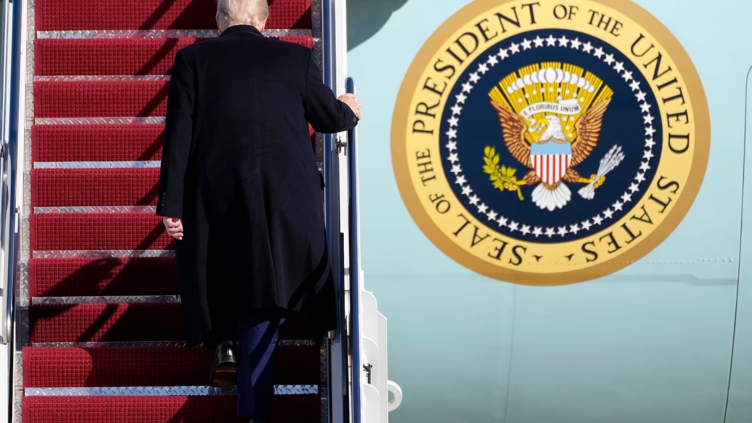 O Presidente Trump embarca no Air Force One na passada sexta-feira, a caminho de West Palm Beach, na Florida
