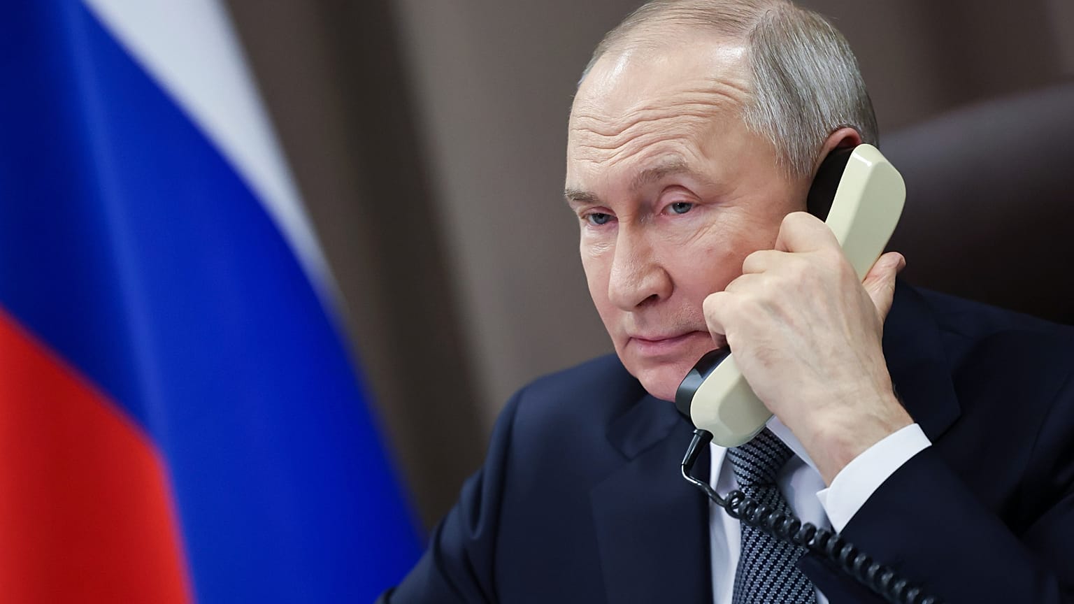 Russlands Präsident Wladimir Putin bei einem Telefonat mit US-Präsident Donald Trump, 12. Februar 2025