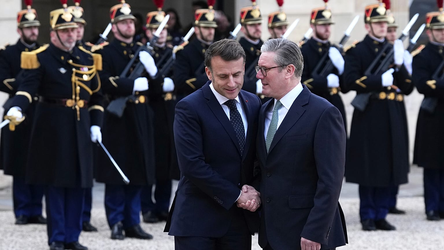 Macron recibe a Starmer para la reunión de este lunes en París.