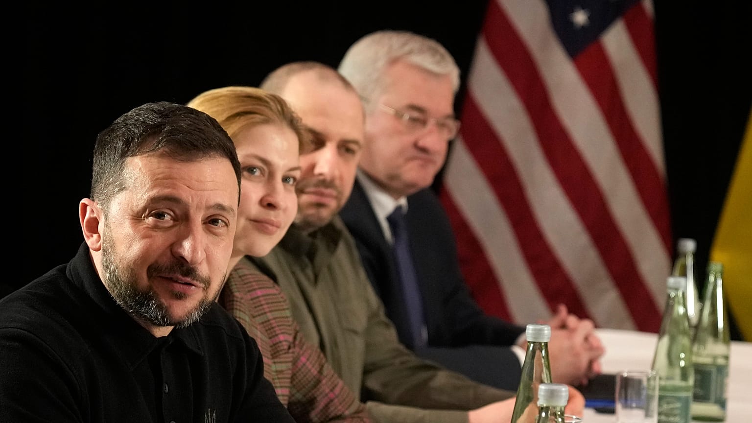 Il Presidente ucraino Volodymyr Zelenskyy, a sinistra, partecipa a un incontro con il Vicepresidente degli Stati Uniti JD Vance alla Conferenza sulla sicurezza di Monaco in Germania. 14 febbraio 2025. 
