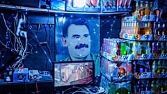 پوستر عبدالله اوجالان در تاریخ ۲۶ ژانویه ۲۰۲۵ در داخل مغازه‌ای در شهر قامشلی سوریه که تحت کنترل نیروهای دموکراتیک سوریه تحت حمایت ایالات متحده و به رهبری کردها است، 