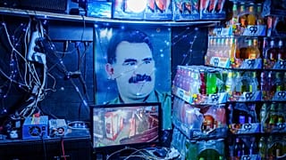 پوستر عبدالله اوجالان در تاریخ ۲۶ ژانویه ۲۰۲۵ در داخل مغازه‌ای در شهر قامشلی سوریه که تحت کنترل نیروهای دموکراتیک سوریه تحت حمایت ایالات متحده و به رهبری کردها است، 