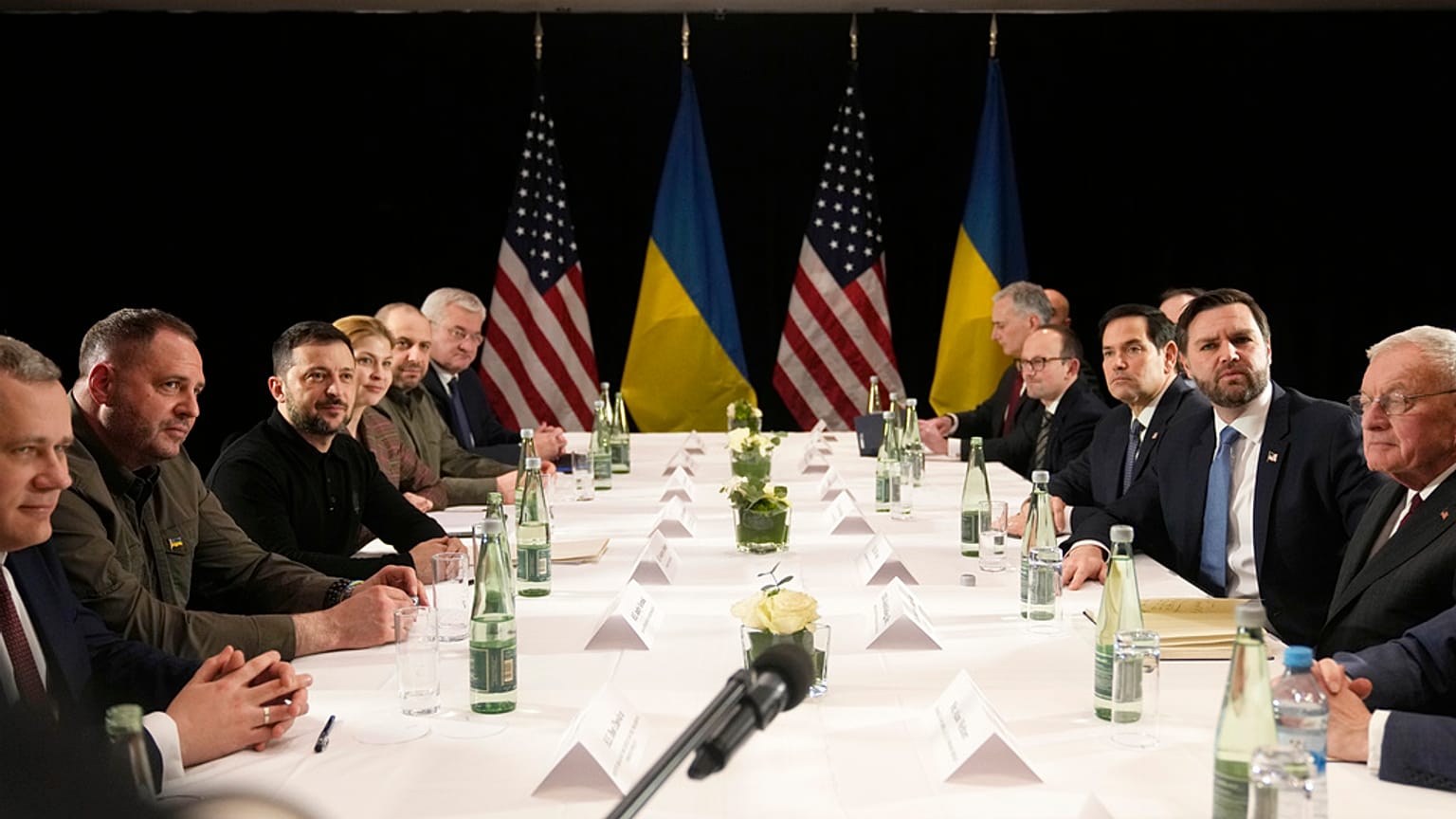 ABD Başkan Yardımcısı JD Vance (sağdan ikinci) ve Dışişleri Bakanı Marco Rubio (sağdan) Almanya'daki Münih Güvenlik Konferansı'nda Ukrayna lideri Zelenski ile bir araya geldi.