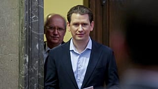 Były kanclerz Austrii Sebastian Kurz, po prawej, i jego prawnik Walter Suppan pojawiają się w sądzie w Wiedniu, Austria, przed oczekiwanym werdyktem w jego procesie. 23 lutego 2024 r.