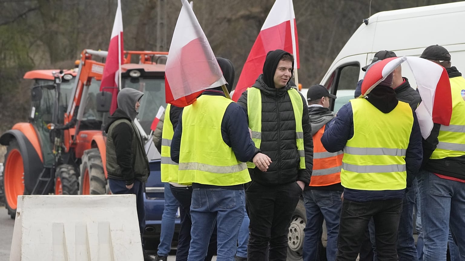 Az ukrán import és a Green Deal ellen tüntető lengyel gazdák tavaly márciusban, Varsónál