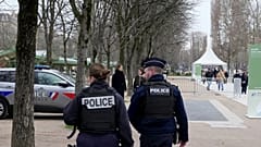 Polis 9 Şubat 2025 tarihinde Paris sokaklarında devriye geziyor. 