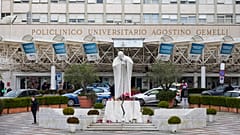 Papa John Paul II'nin heykeli 17 Şubat 2025, Pazartesi günü Roma'da Agostino Gemelli Polikliniği önünde görülüyor