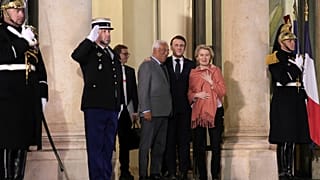 Emmanuel Macron et Ursula von der Leyen au palais de l'Élysée à Paris, le lundi 17 février 2025.