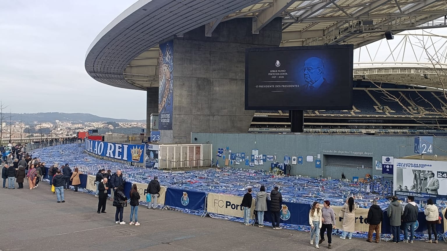 Homenagem a Jorge Nuno Pinto da Costa, ex-presidente do Futebol Clube do Porto, falecido a 15 de fevereiro de 2025