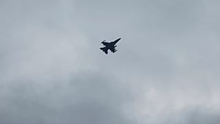 Ukraiński myśliwiec F-16 przelatuje nad obwodem kijowskim na Ukrainie, piątek 14 lutego 2025 r.