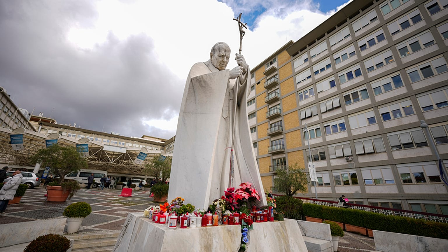 Pomnik papieża Jana Pawła II przed polikliniką Agostino Gemelli w Rzymie, piątek, 14 lutego 2025 r., gdzie papież Franciszek przebywał w szpitalu w celu przejścia badań diagno