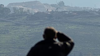 Un libanés observa las excavadoras mientras trabajan en la colina de Hamamis, cerca de la ciudad de Khiam, al sur del Líbano, el lunes 17 de febrero de 2025.