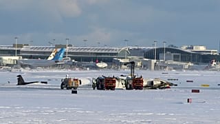 Un aereo della Delta Airlines si trova capovolto sulla pista in mezzo alla neve all'aeroporto internazionale di Toronto Pearson, lunedì 17 febbraio 2025