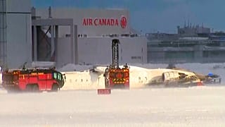 Το αναποδογυρισμένο αεροσκάφος τςη Delta Airlines