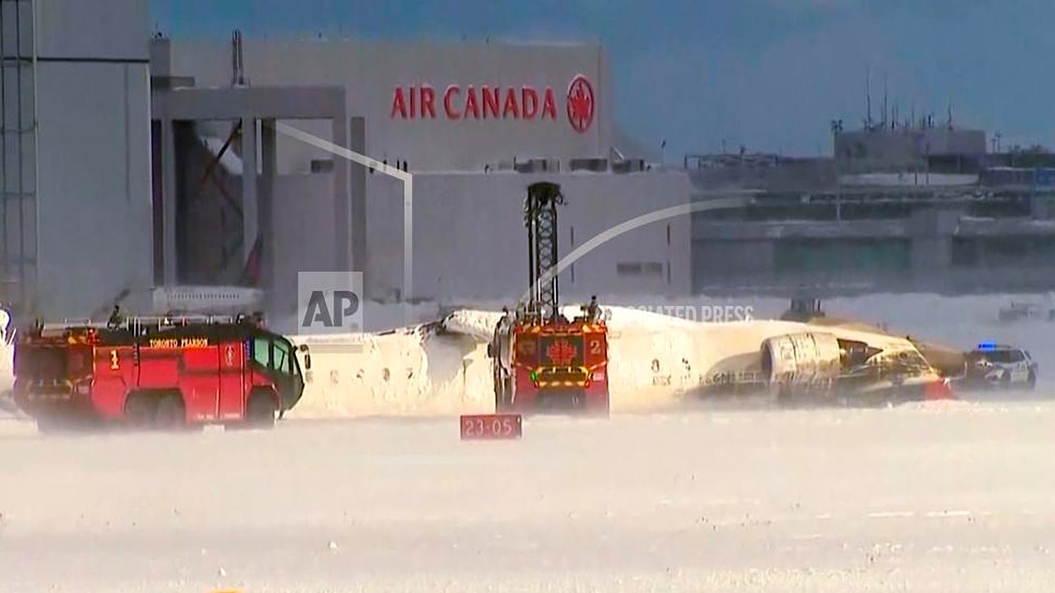 Rettungskräfte an der verunglückten Maschine auf dem Toronto Pearson Airport - 17. Februar 2025 