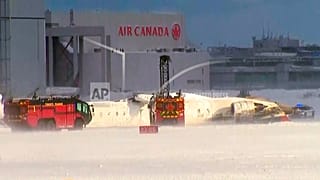 Rettungskräfte an der verunglückten Maschine auf dem Toronto Pearson Airport - 17. Februar 2025