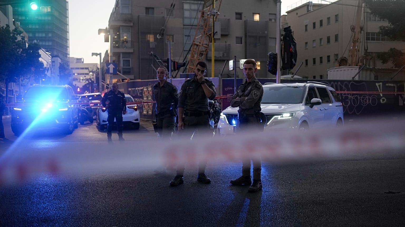 الشرطة الإسرائيلية تتفقد موقع هجوم إطلاق نار في تل أبيب، إسرائيل، السبت 5 أغسطس 2023