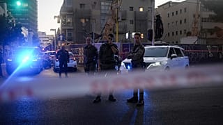 الشرطة الإسرائيلية تتفقد موقع هجوم إطلاق نار في تل أبيب، إسرائيل، السبت 5 أغسطس 2023