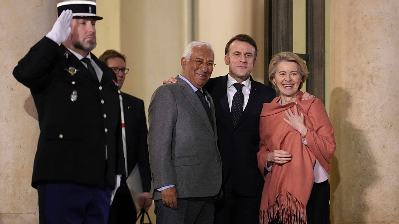 Antonio Costa, Emmanuel Macron és Ursula von der Leyen a párizsi informális csúcson