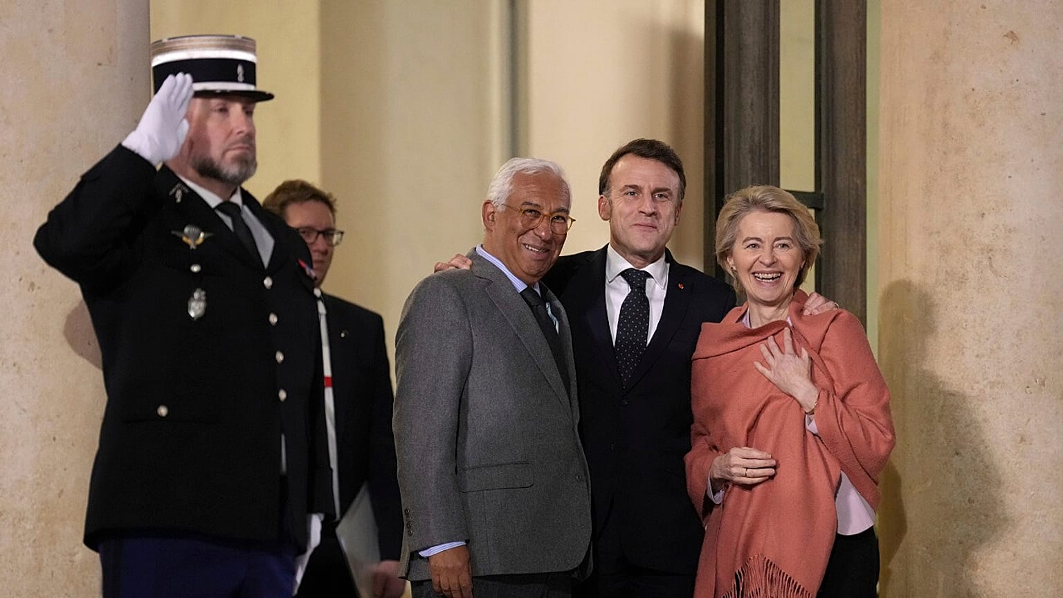 Fransa Cumhurbaşkanı Emmanuel Macron, ortada, Avrupa Konseyi Başkanı Antonio Costa, solda ve Avrupa Komisyonu Başkanı Ursula von der Leyen ile konuşurken, 17 Şubat 2025.