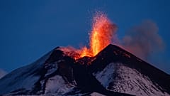 Karla kaplı Etna Yanardağı'ndan lav püskürüyor, Sicilya, İtalya, 1 Aralık 2023, Cuma günü erken saatlerde. 