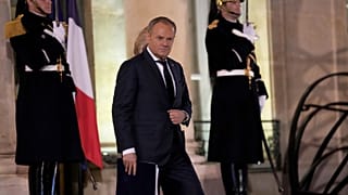 Donald Tusk lengyel kormányfő távozik a rendkívüli párizsi csúcstalálkozóról