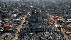 Una fotografía aérea tomada por un dron muestra tiendas de campaña en medio de la destrucción causada por la ofensiva aérea y terrestre israelí en Beit Lahiya.