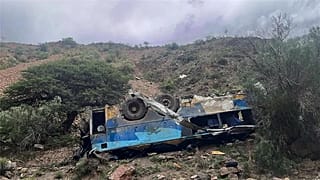 Le bus, épave au fond du ravin.