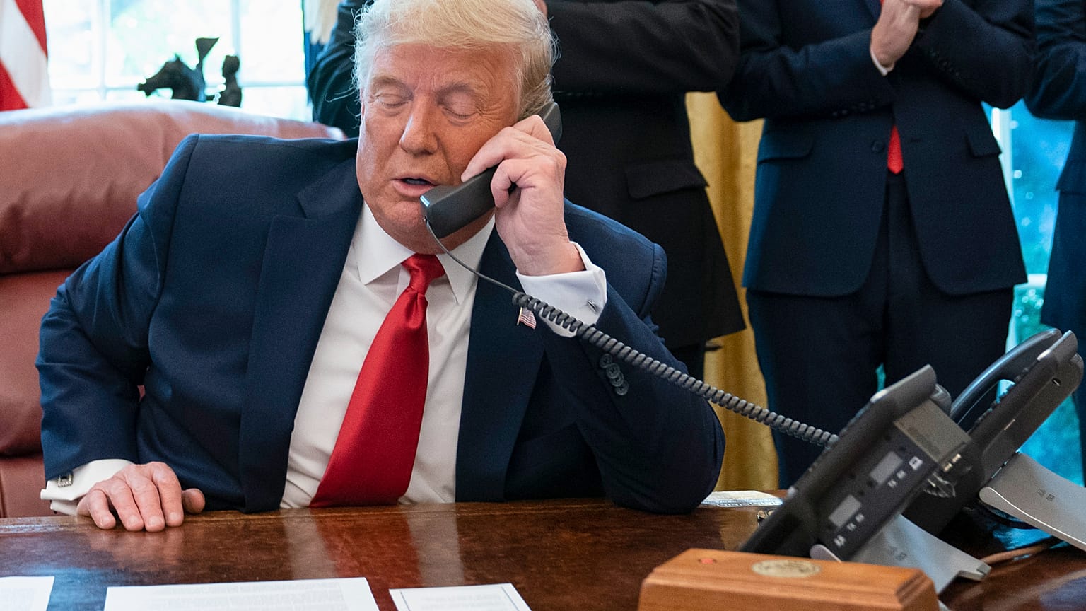Donald Trump al teléfono en el Despacho Oval