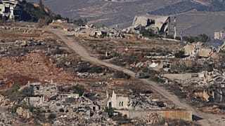 الجيش الإسرائيلي يمر عبر منازل مدمرة في منطقة في قرية عديسة في جنوب لبنان، الخميس، 5 ديسمبر/كانون الأول 2024